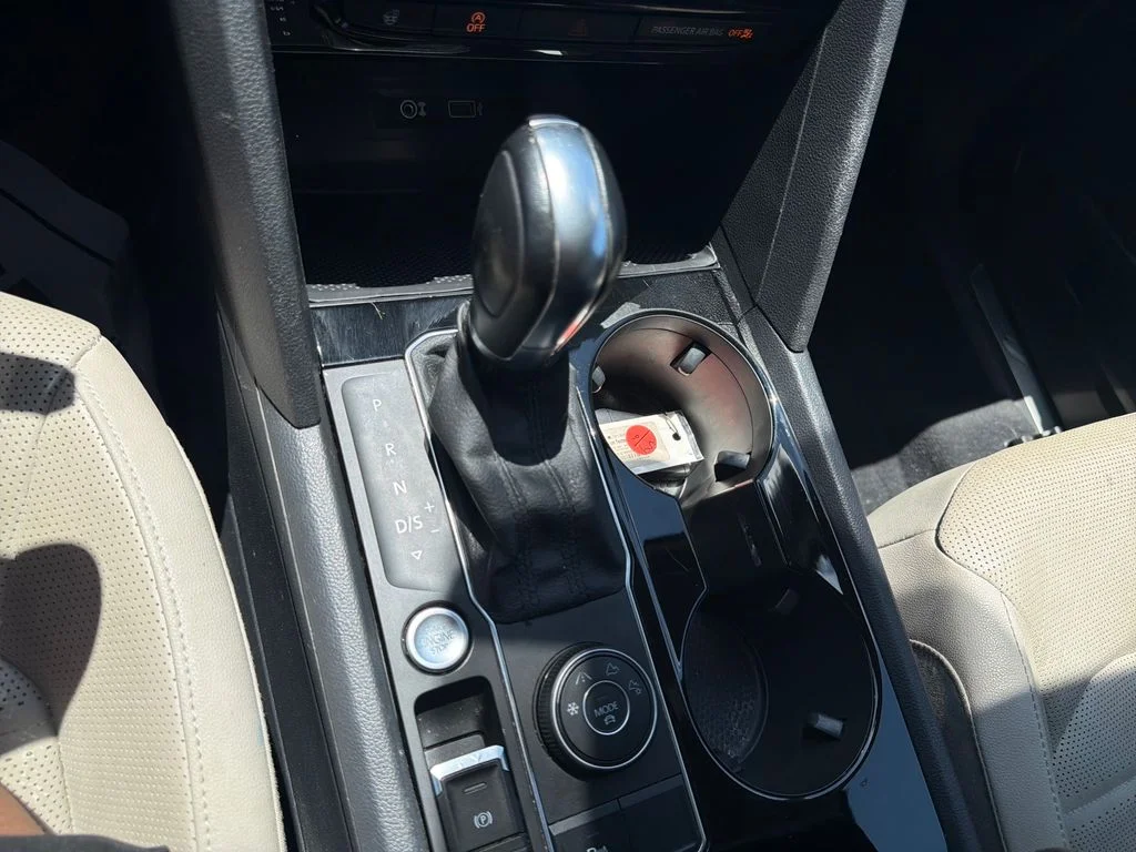 Used 2019  Volkswagen SEL Premium image 25