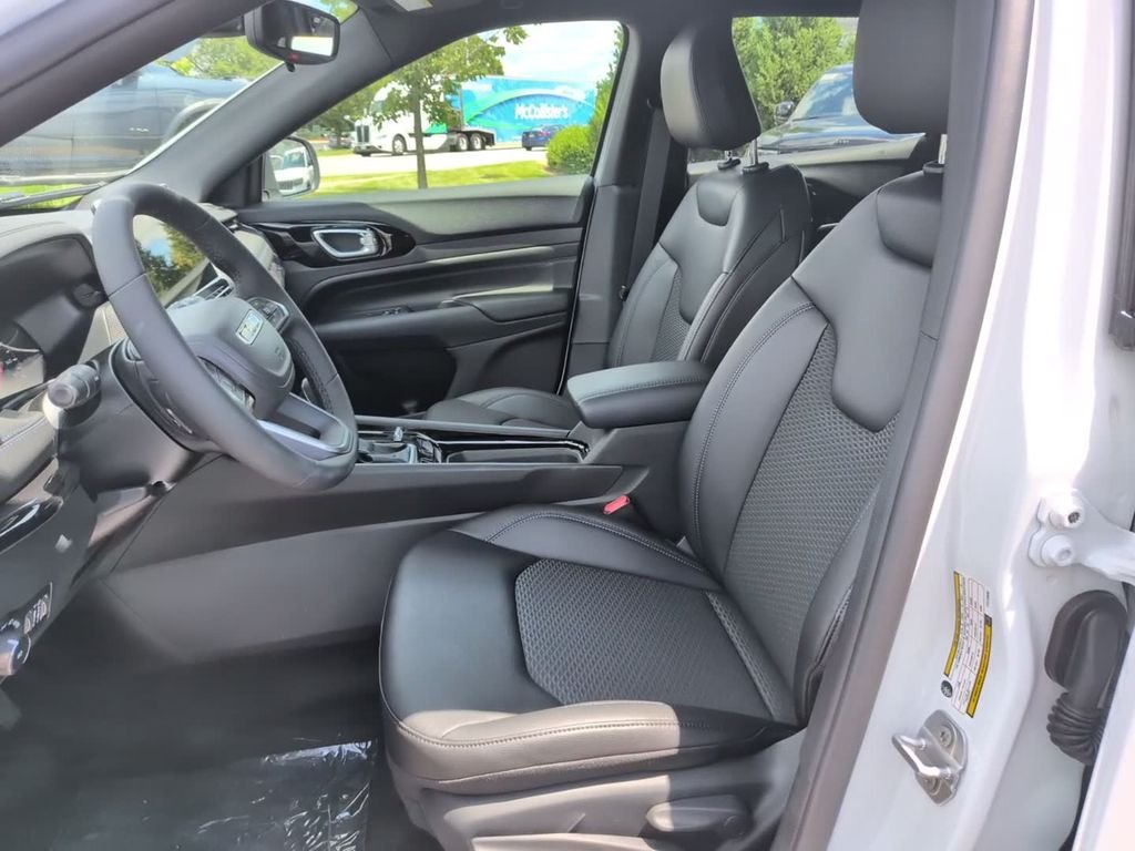 New 2026 Bright White Clear-Coat Exterior Paint Jeep Latitude image 18