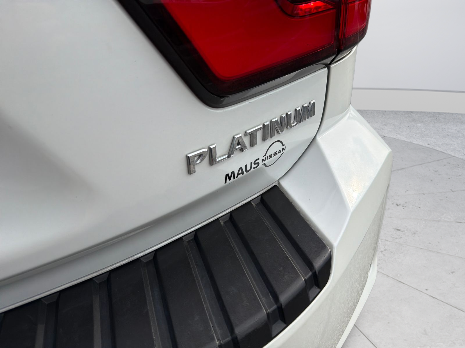 Used 2022 White Nissan Platinum image 45