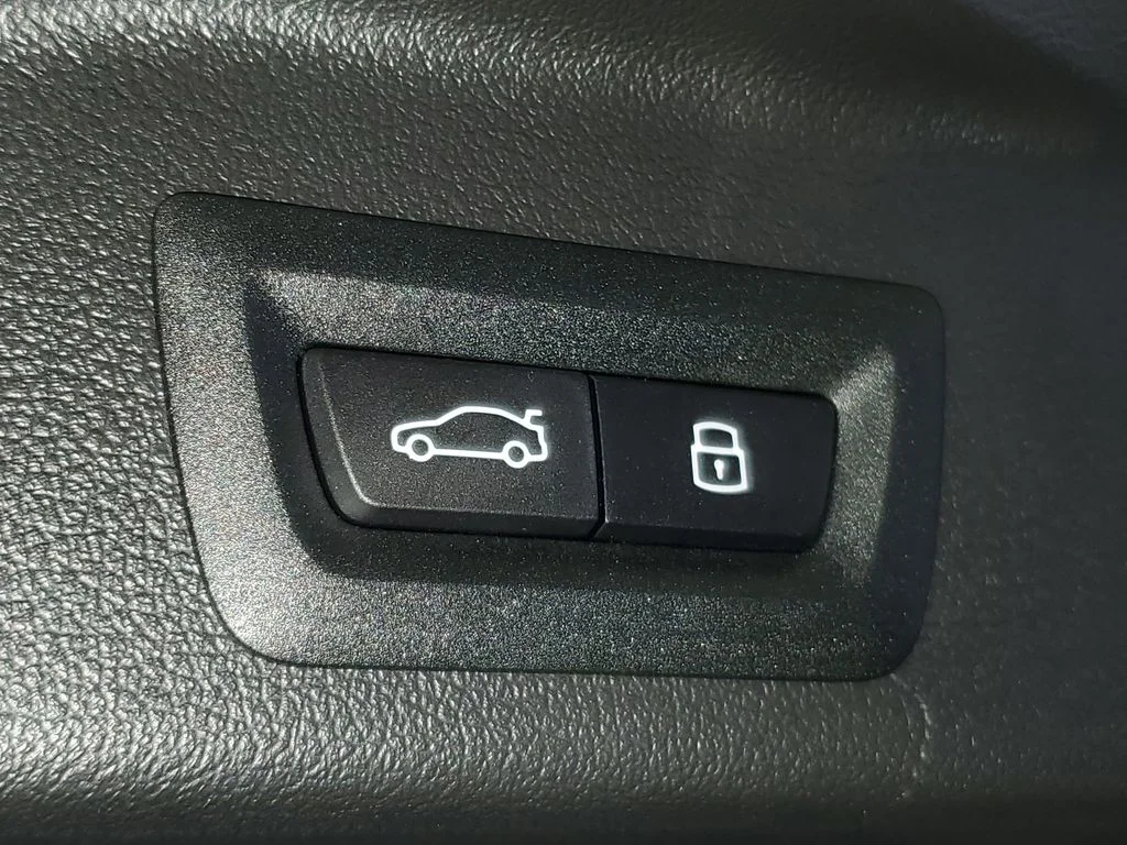 Used 2026 White BMW sDrive40i image 8
