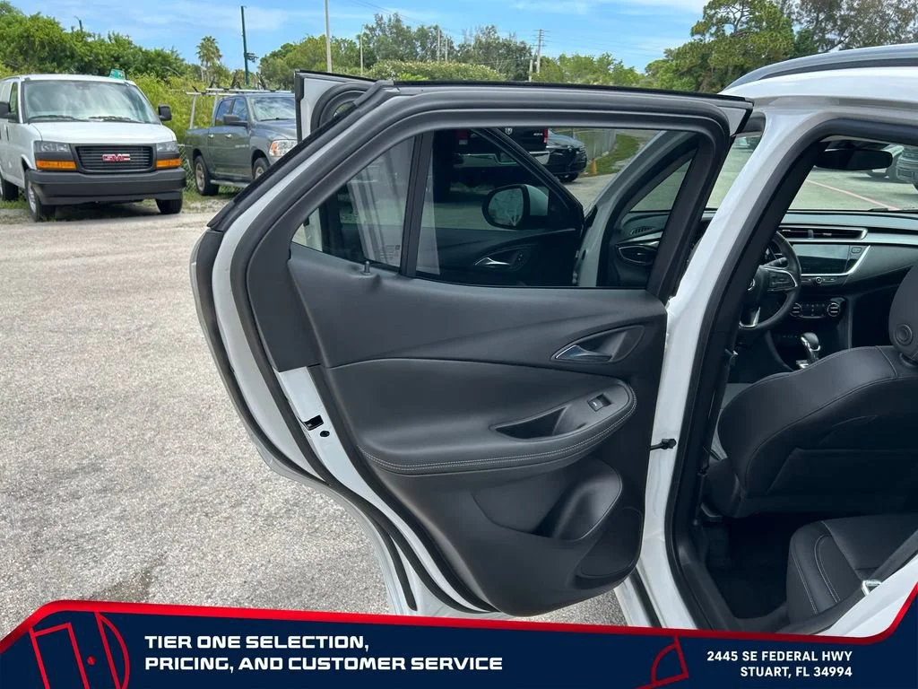 Used 2023 White Frost Tricoat Buick Select image 28