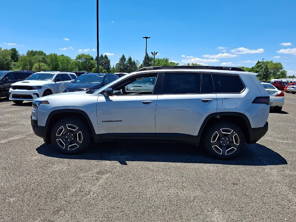 New 2026 Silver Zynith Clear-Coat Exterior Paint Jeep Laredo image 5