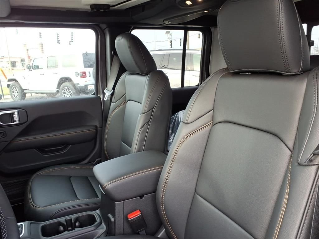 New 2026 Granite Crystal Metallic Clear-Coat Exterior Paint Jeep Sahara image 9