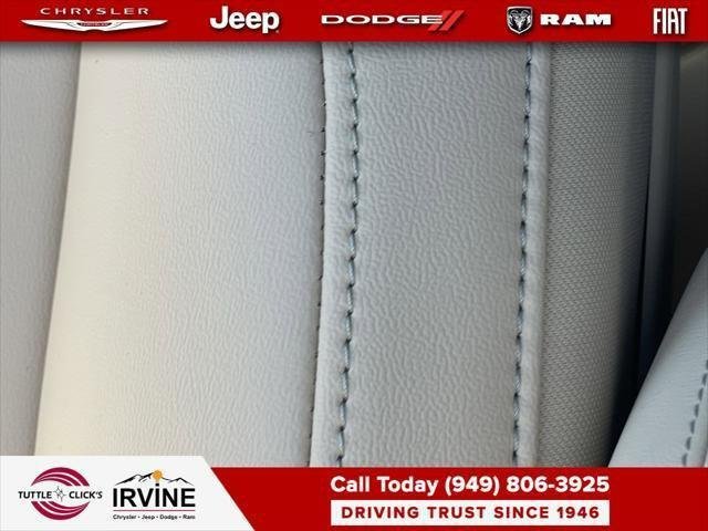 New 2026 Diamond Black Crystal Pearl-Coat Exterior Paint Jeep Limited image 26
