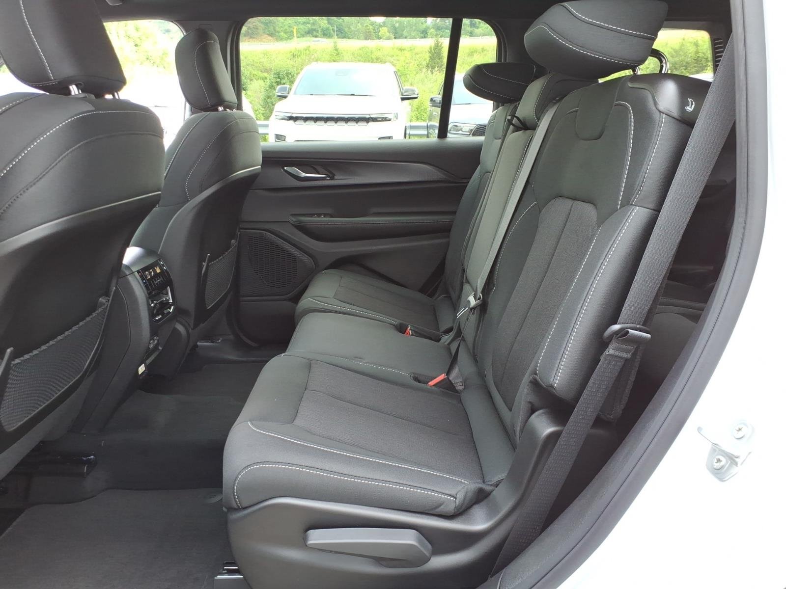 New 2026 Bright White Clear-Coat Exterior Paint Jeep Laredo X image 5