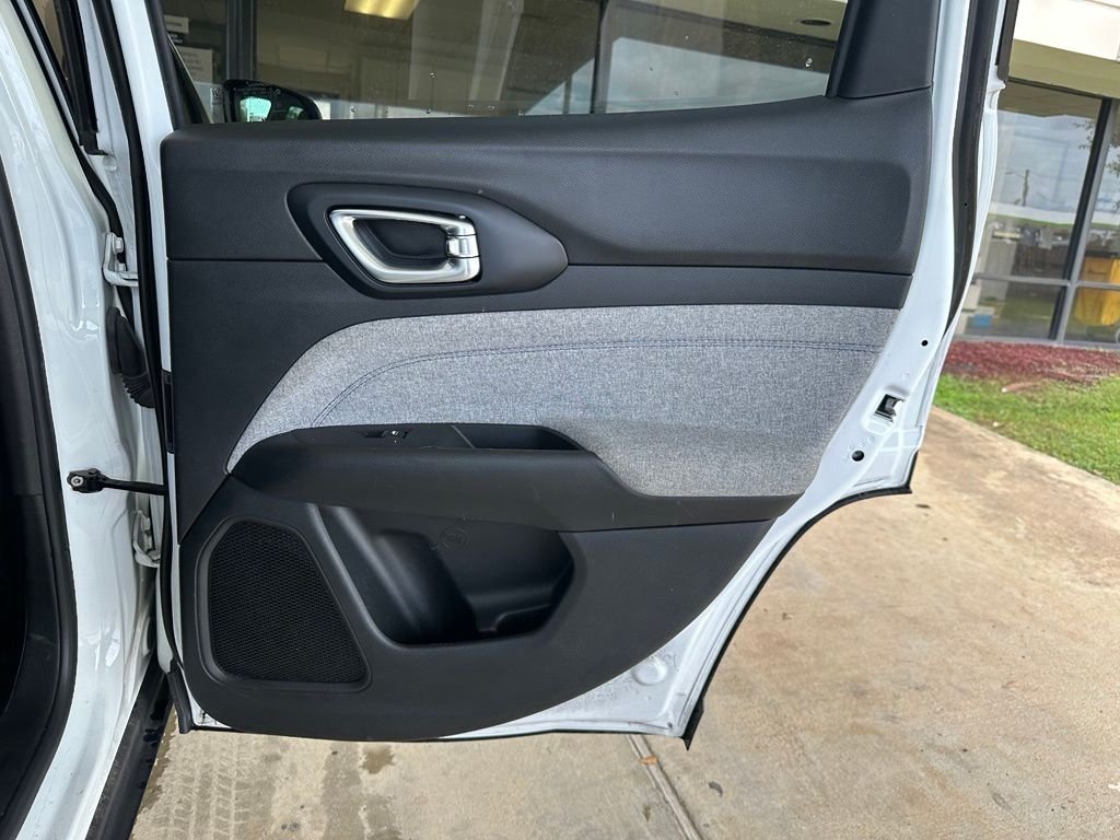 Used 2024 White Jeep Latitude image 21
