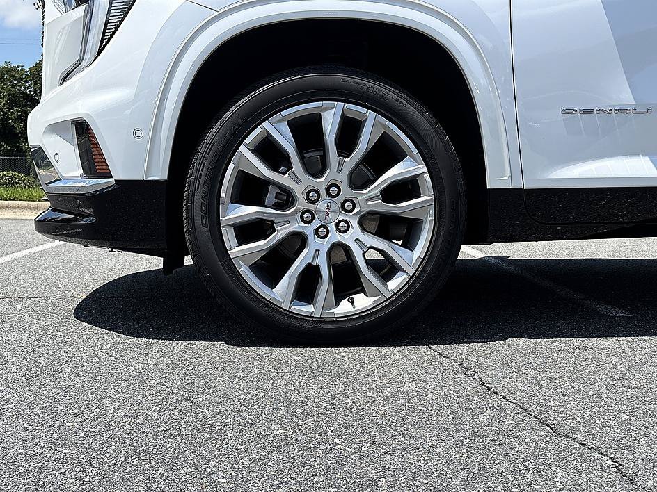 Used 2024 White Frost Tricoat GMC FWD Denali image 9