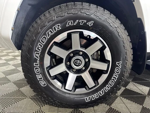 Used 2018 Super White Toyota SR5 Premium image 10