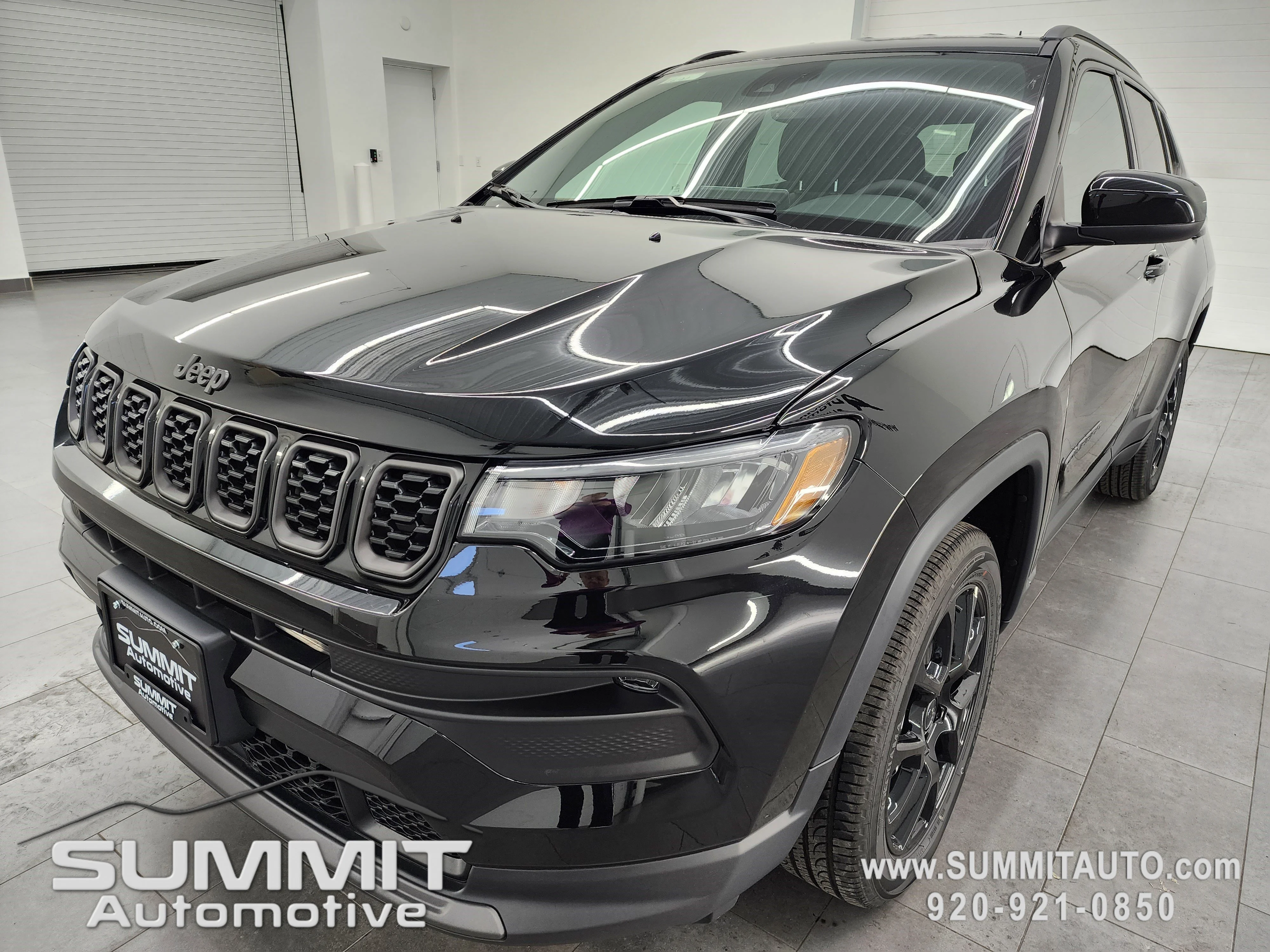 New 2026 Diamond Black Crystal Pearlcoat Jeep Latitude image 6