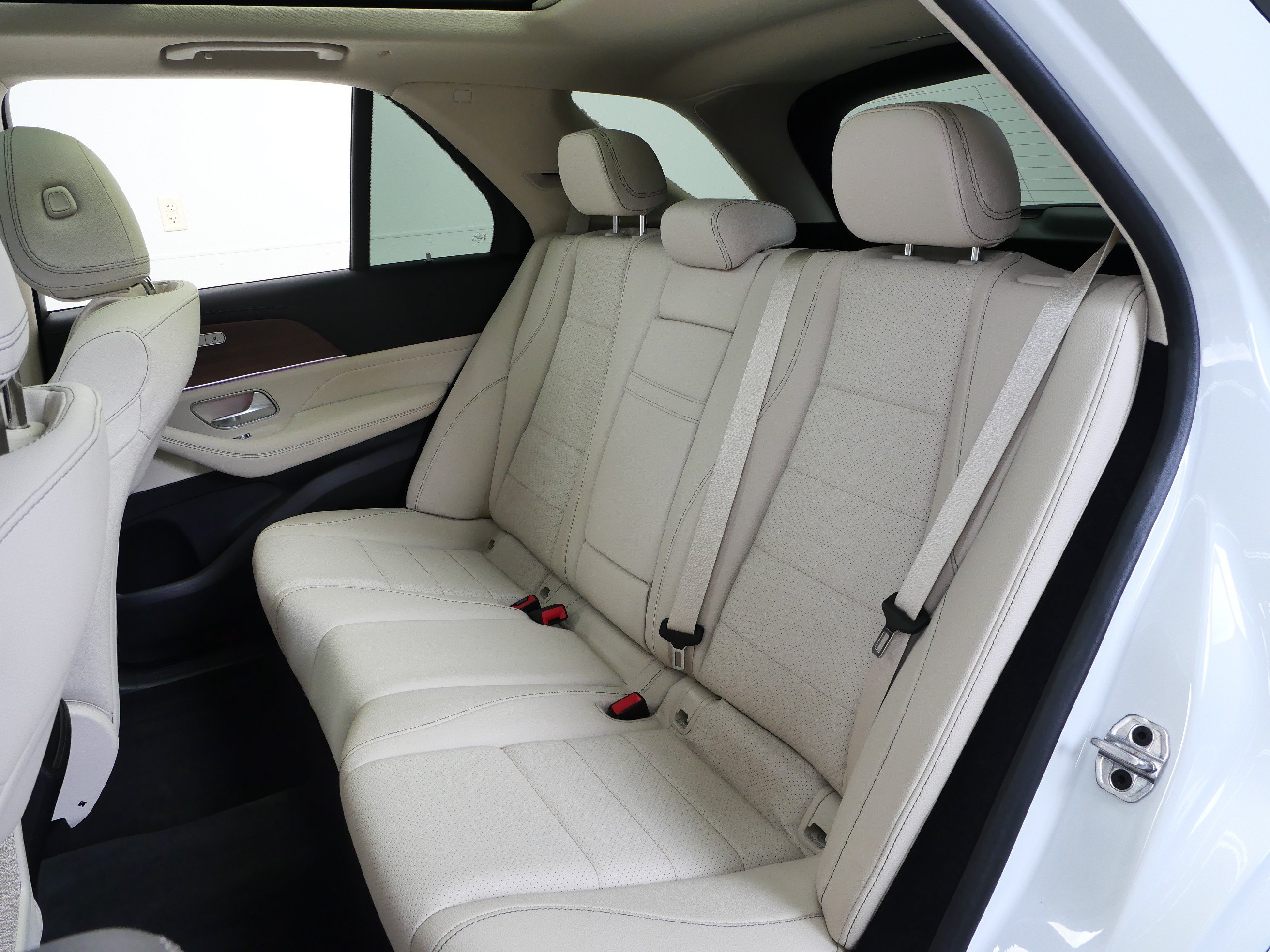 Certified Used 2025 MANUFAKTUR Moonlight White Metallic Mercedes-Benz GLE 350 image 21