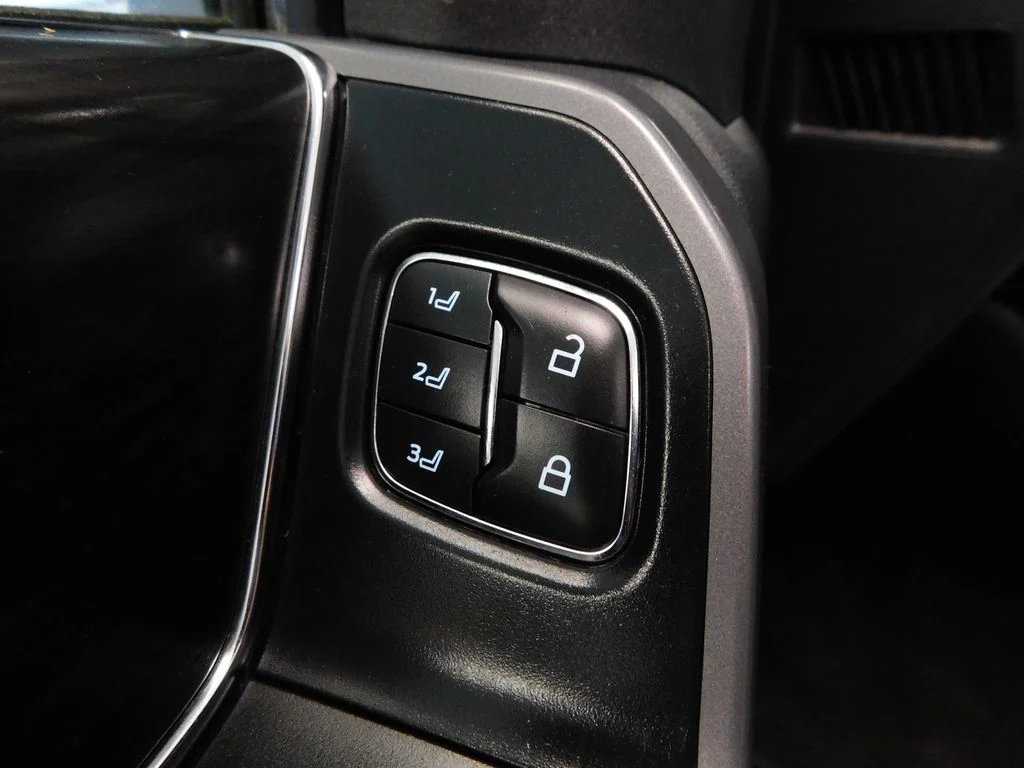 Certified Used 2025 Oxford White Ford Lariat image 13