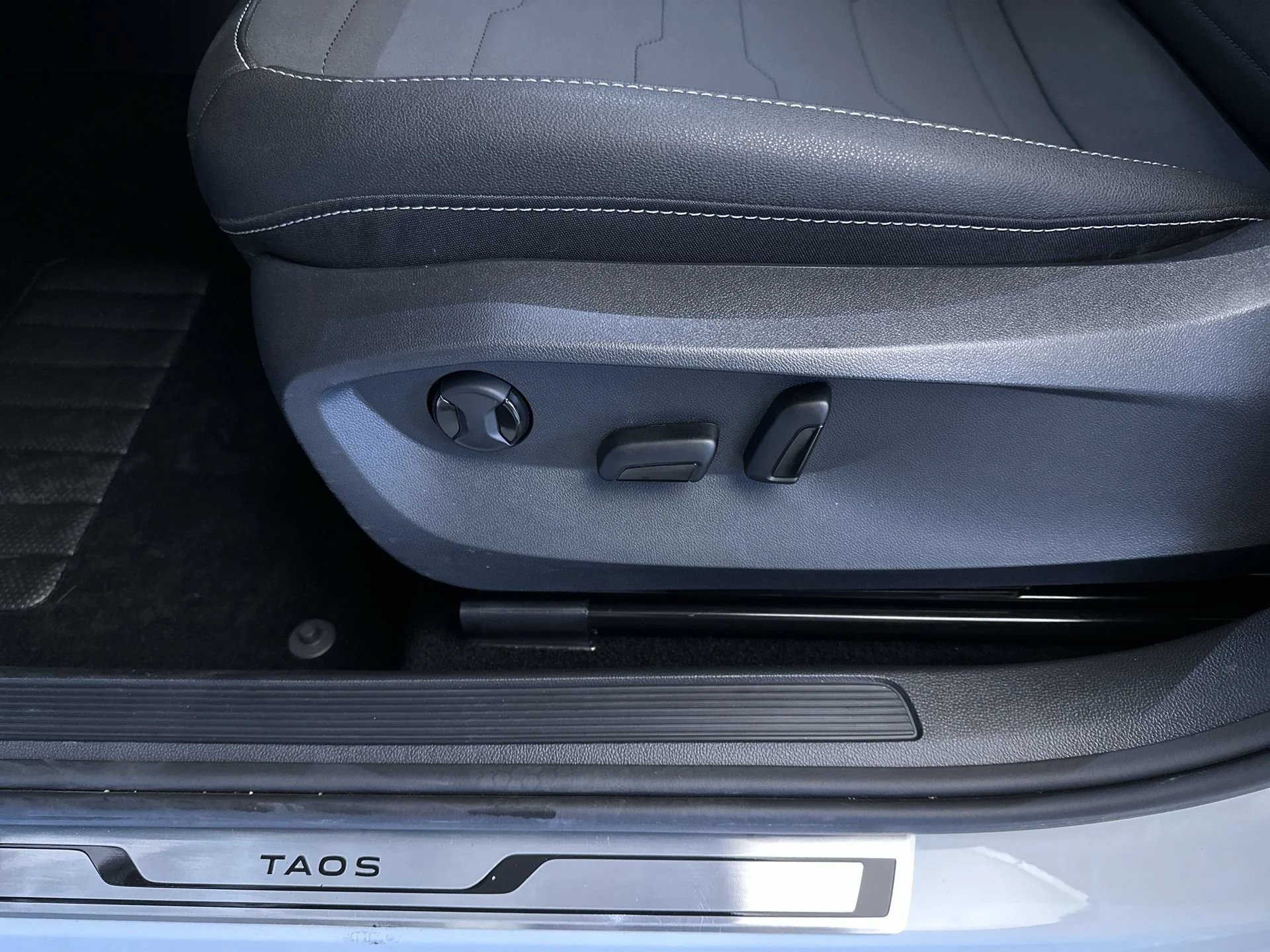 2025 Volkswagen Taos SE Black - Photo 14