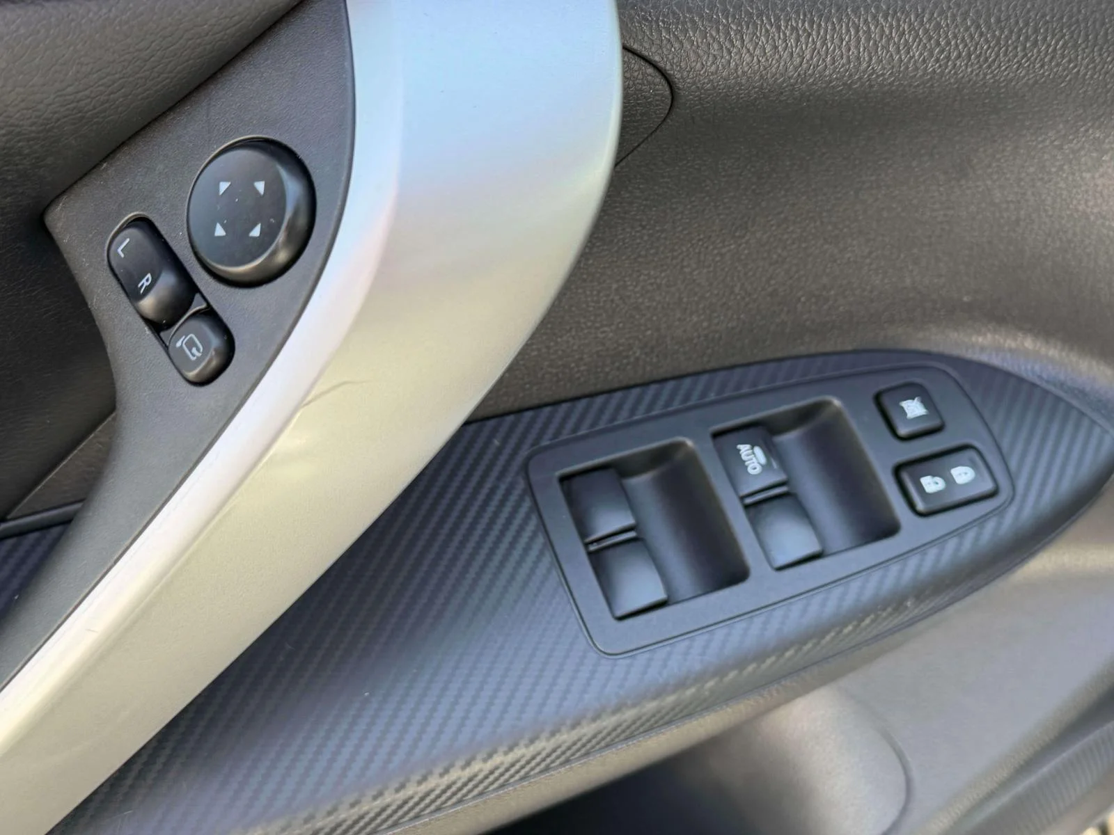 Used 2025 White Diamond Mitsubishi SE image 35