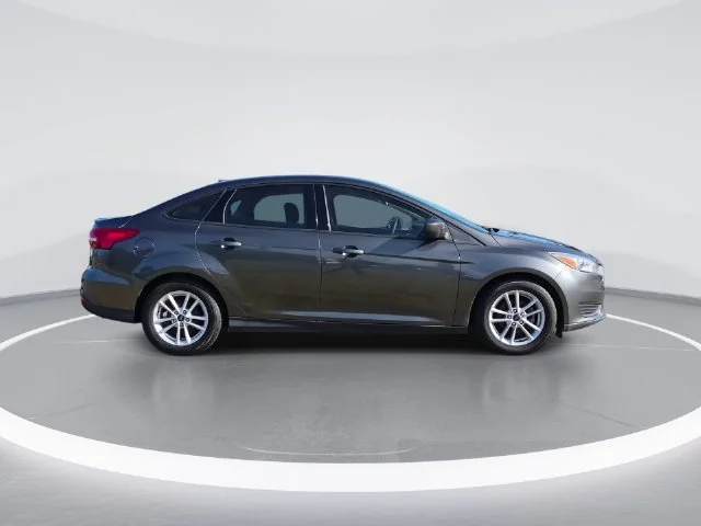 Used 2018 Gray Ford SE image 9