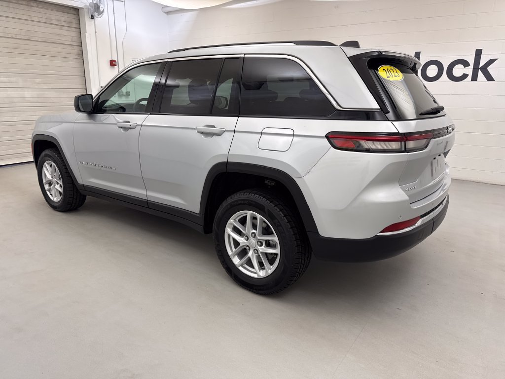 Used 2023 Silver Jeep Laredo image 3