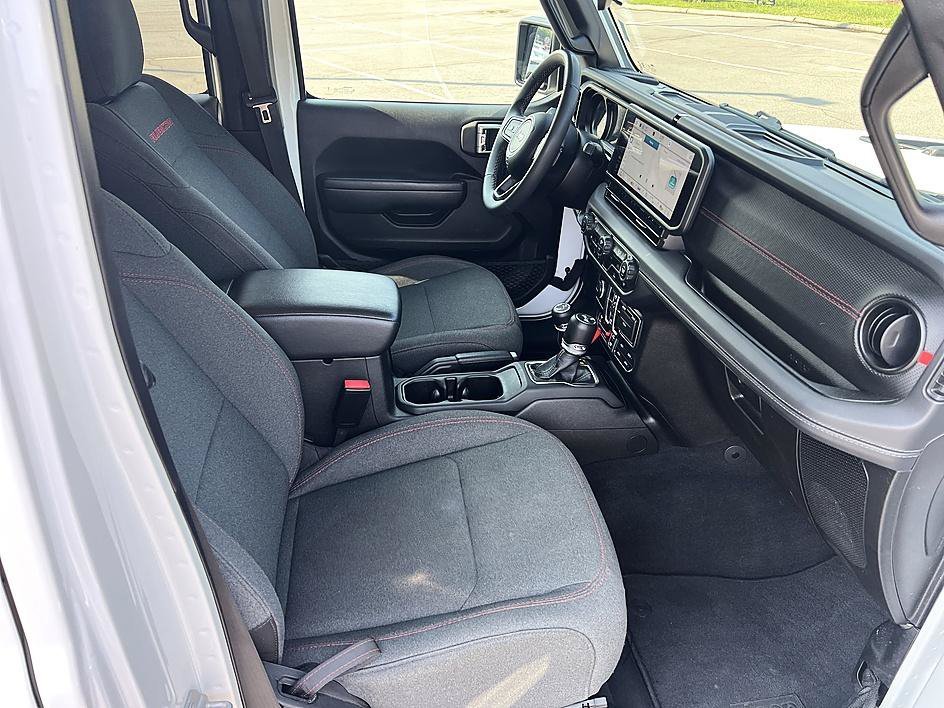 Used 2025 Bright White Clearcoat Jeep Rubicon image 17