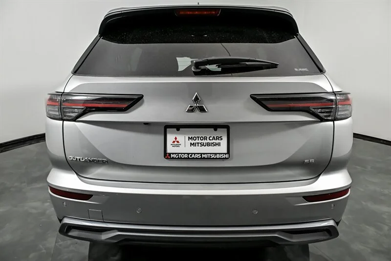 Used 2025 Alloy Silver Metallic Mitsubishi SE image 8