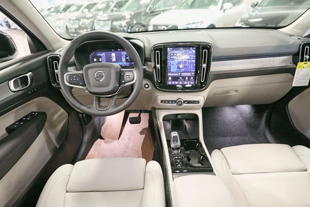 2026 Volvo XC40 Plus - Photo 17