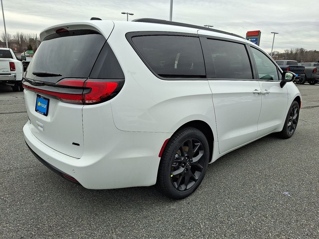 New 2026 Bright White Clear-Coat Exterior Paint Chrysler Select image 4