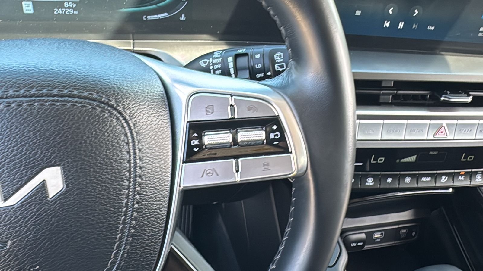 Used 2025 Green Kia S image 24