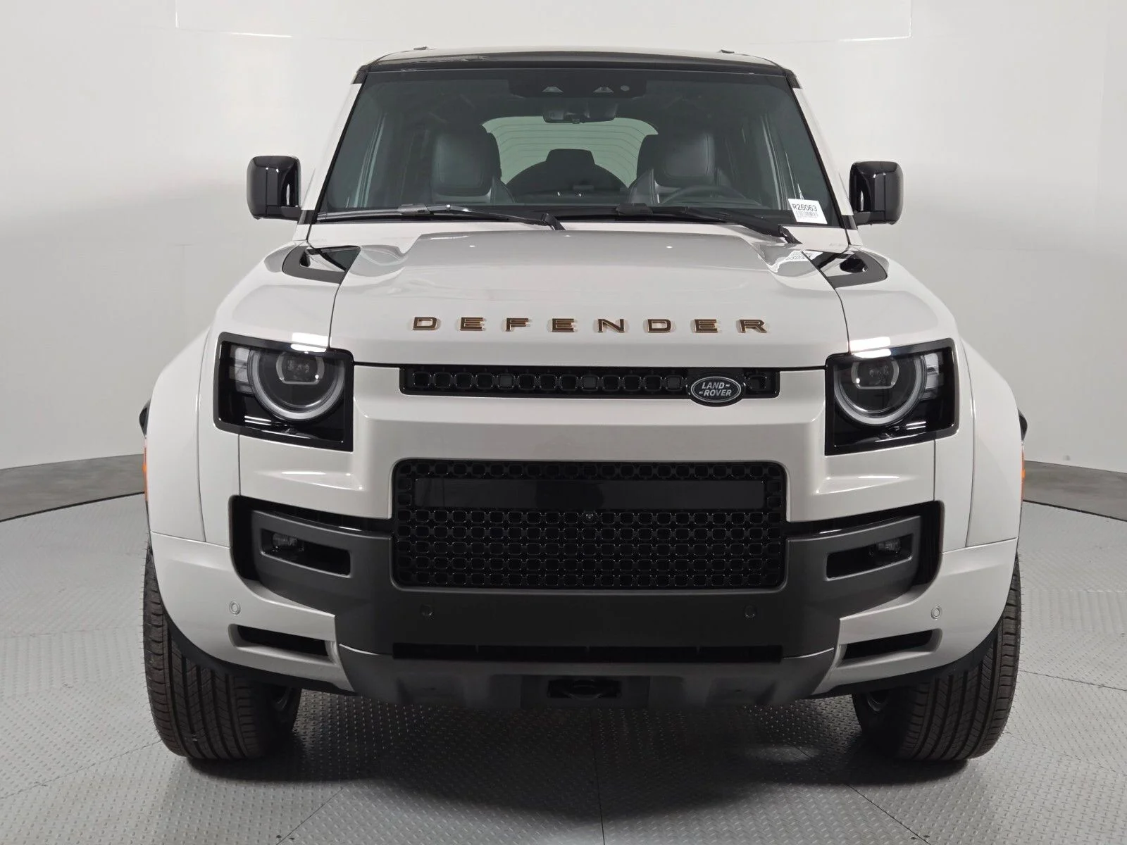 2026 Land Rover Defender OCTA - Photo 8