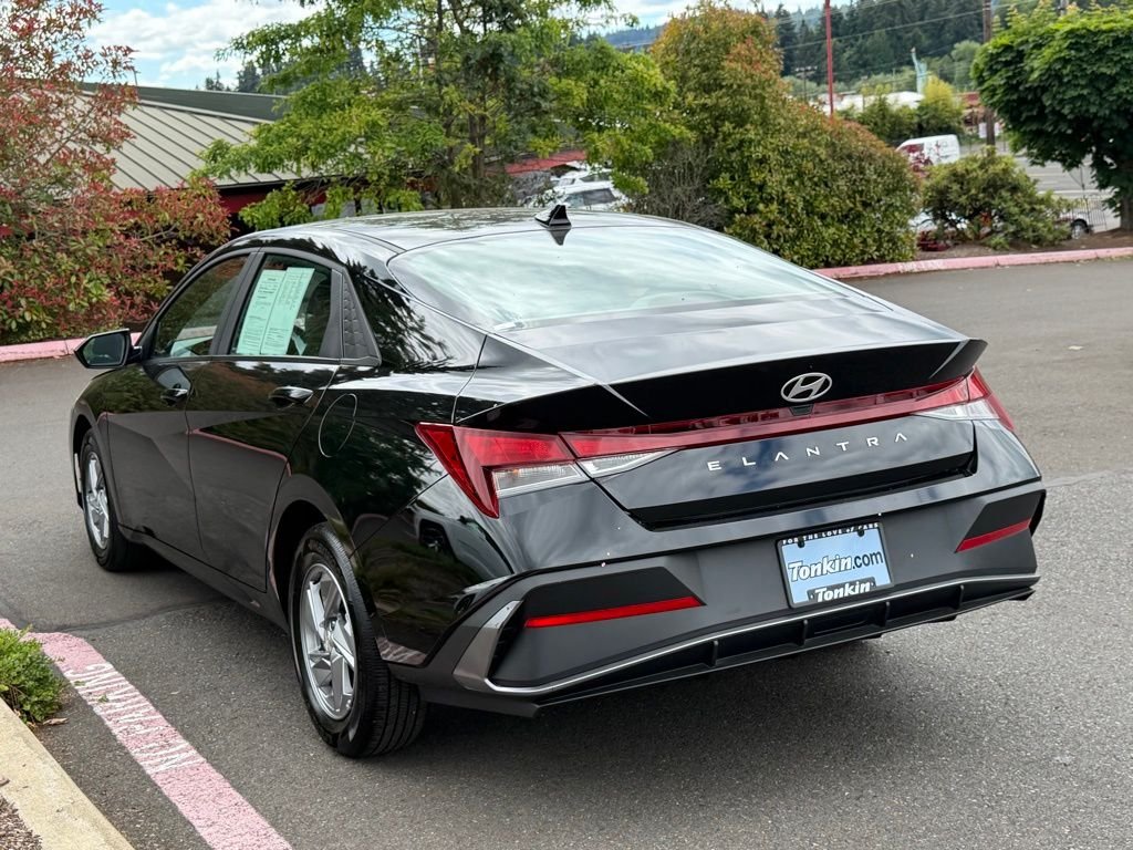 Used 2024 Abyss Black Hyundai SE image 5