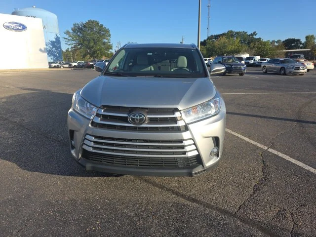 Used 2018 Silver Toyota XLE image 8