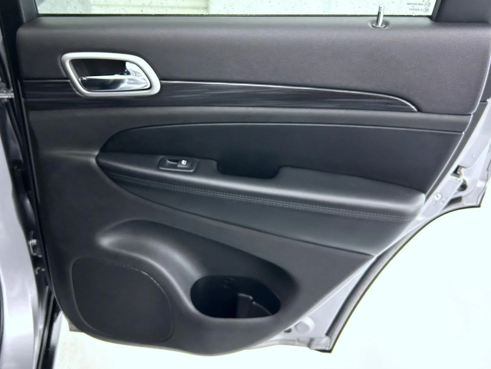 Used 2019 Silver Jeep Laredo E image 17