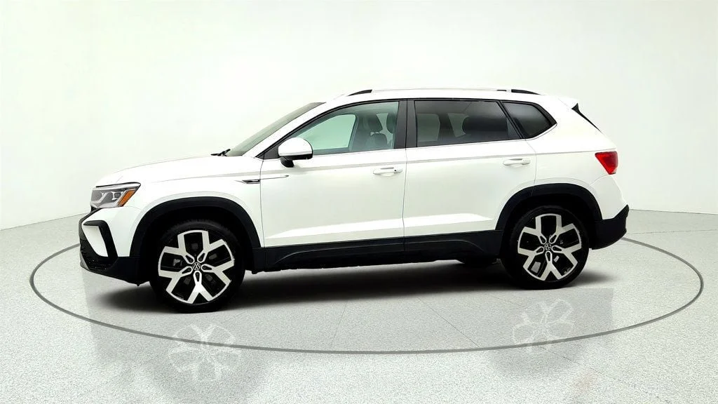 Used 2022 Pure White Volkswagen SEL 4MOTION w/ Power Panoramic Sunroof image 8
