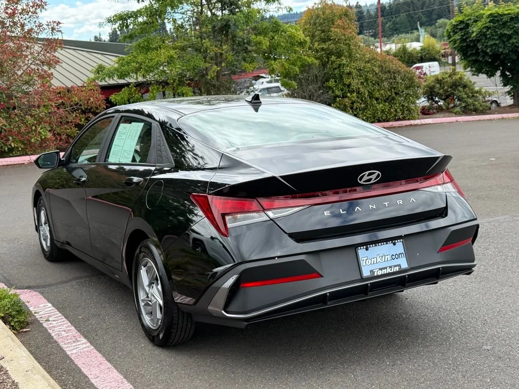 Used 2024 Black Hyundai SE image 5