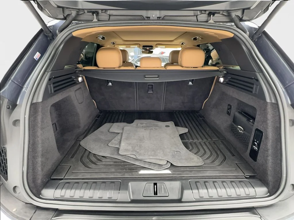 Used 2024 Blue Land Rover SE image 17