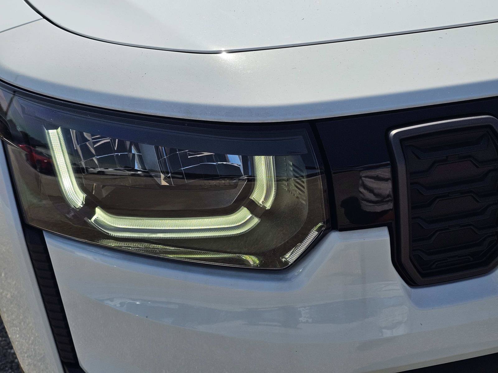 New 2026 Bright White Clear-Coat Exterior Paint Jeep Laredo image 4