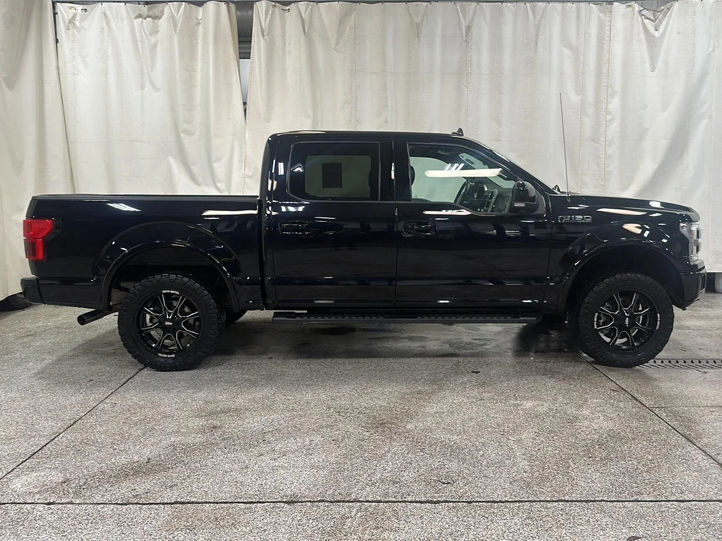 Used 2019 Agate Black Metallic Ford LARIAT image 6