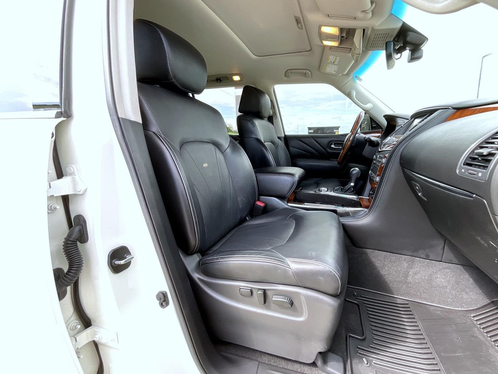 Used 2017 White INFINITI Base image 16