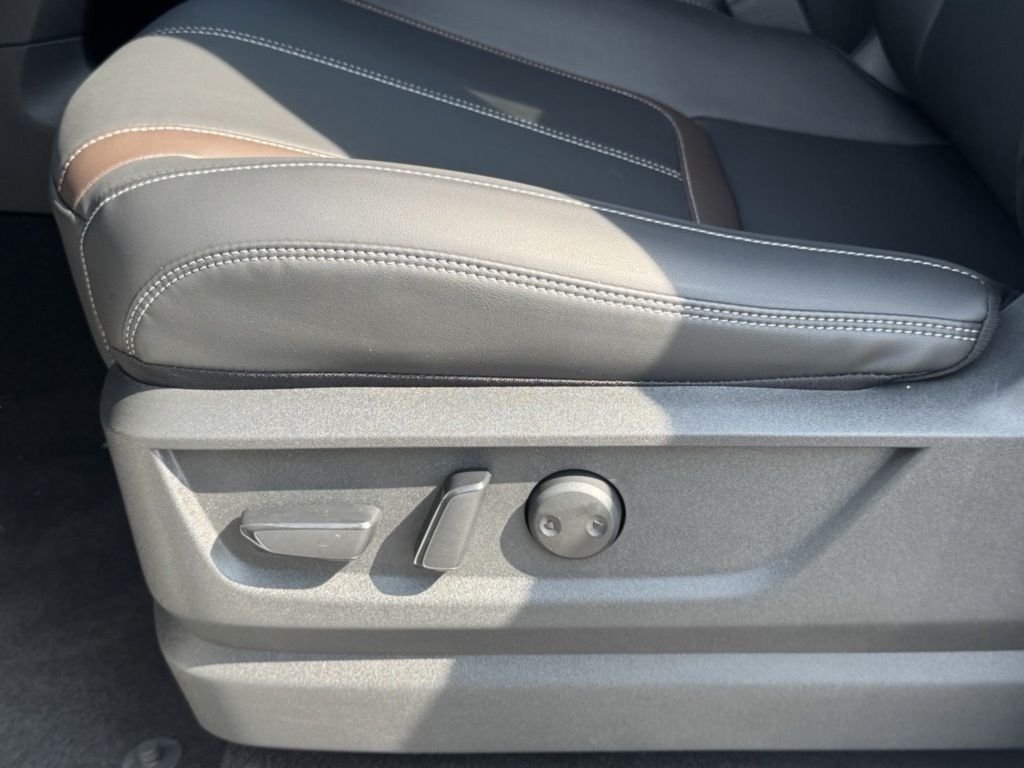 New 2026 White Nissan SL image 16