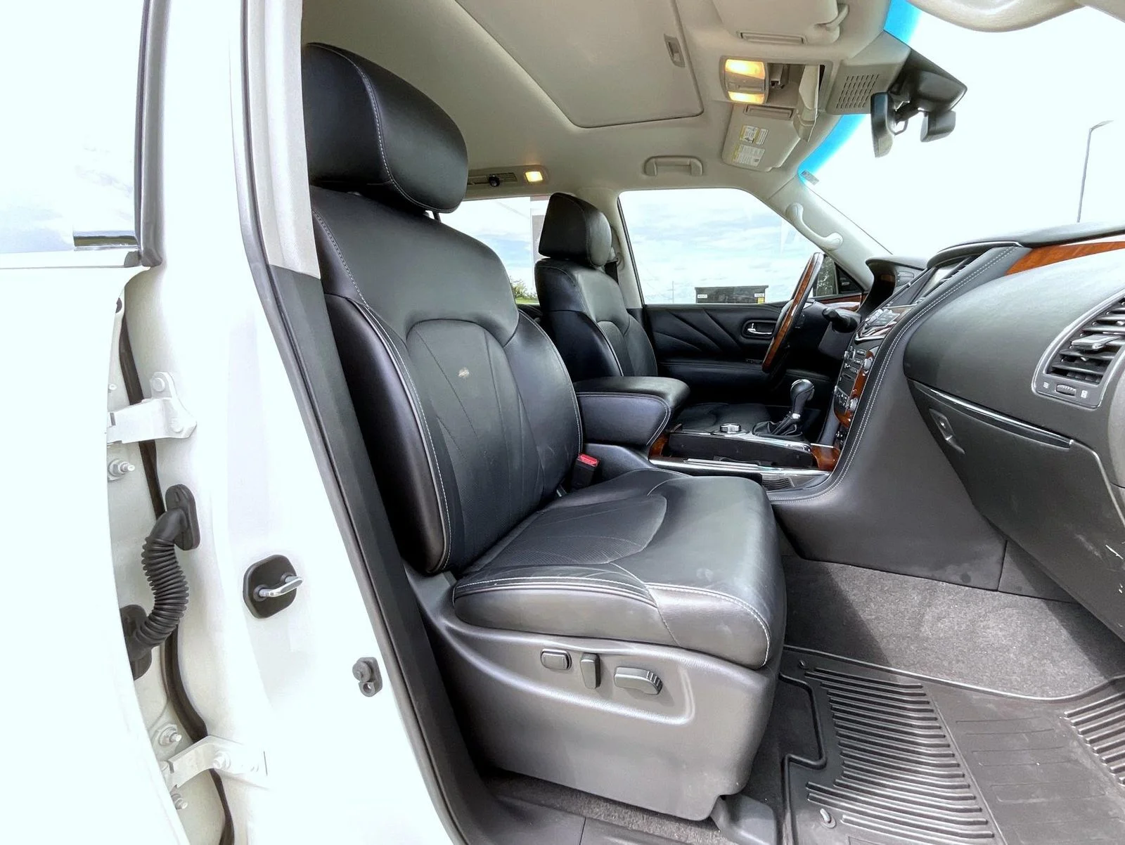 Used 2017 White INFINITI Base image 16