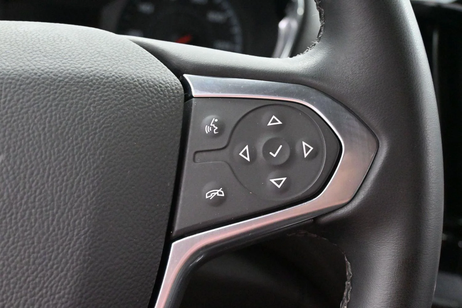 Used 2023 Summit White Chevrolet LT Cloth image 19