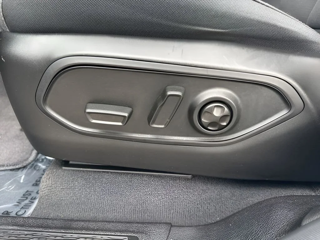 Used 2025 White Jeep Laredo X image 10