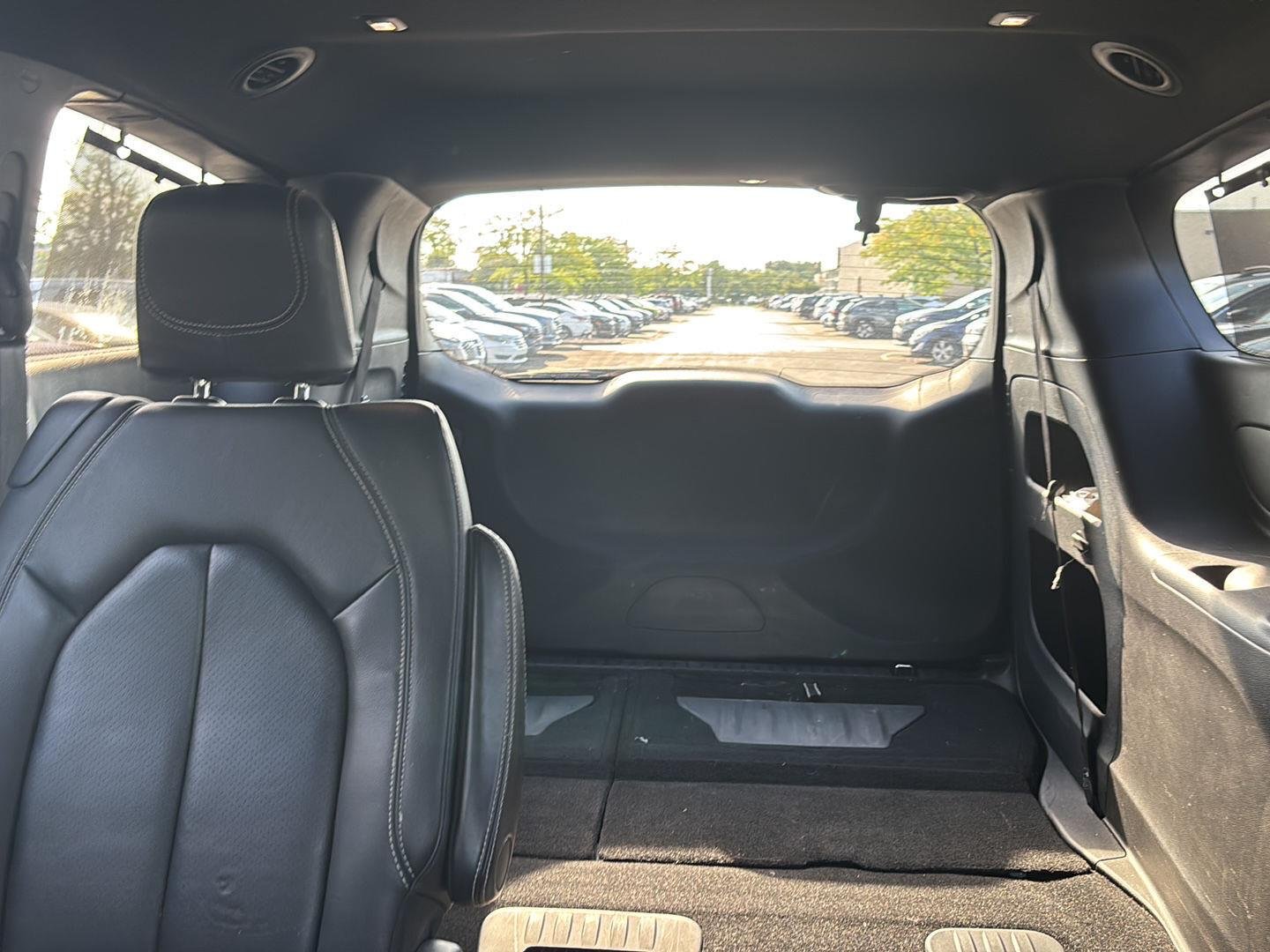 Used 2020 Brilliant Black Crystal Pearlcoat Chrysler Touring L image 16