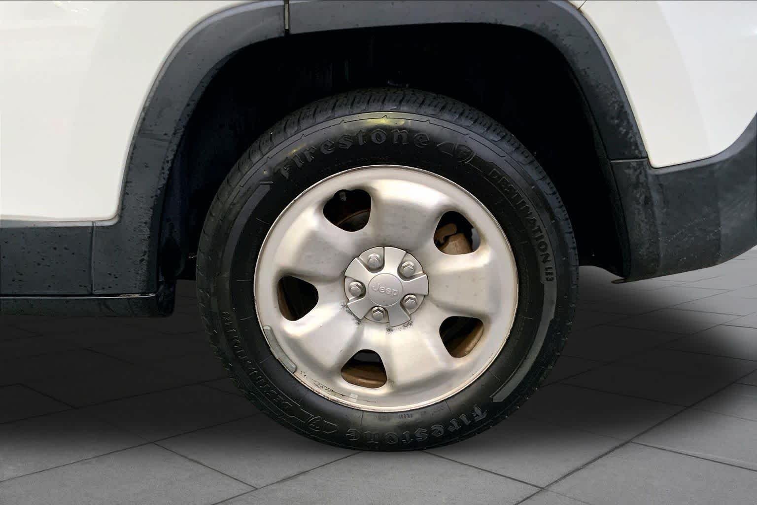 Used 2014 Bright White Clearcoat Jeep Sport image 11
