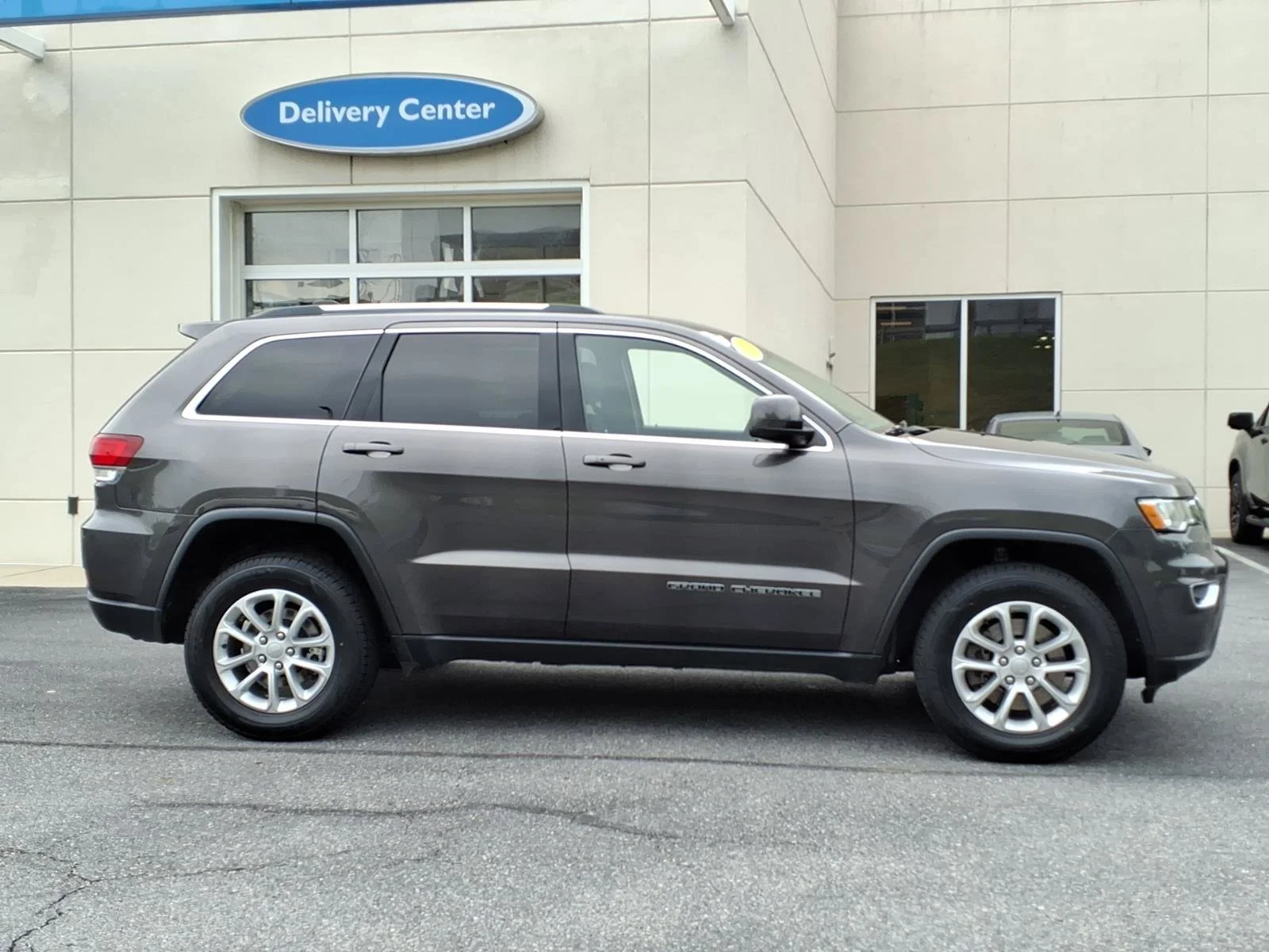 Used 2021 Granite Crystal Metallic Clearcoat Jeep Laredo E image 2