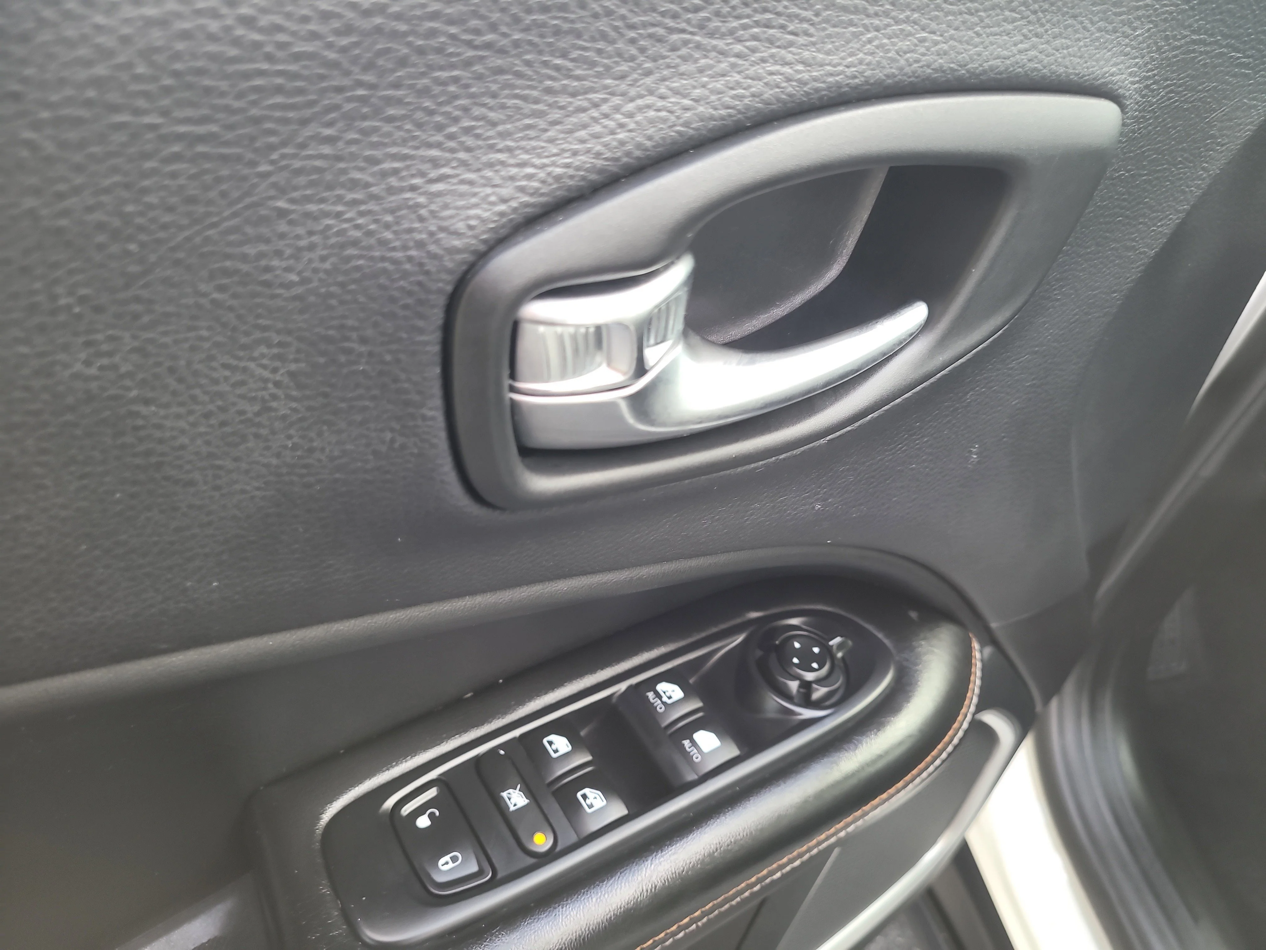 Used 2018 White Clearcoat Jeep Latitude image 18