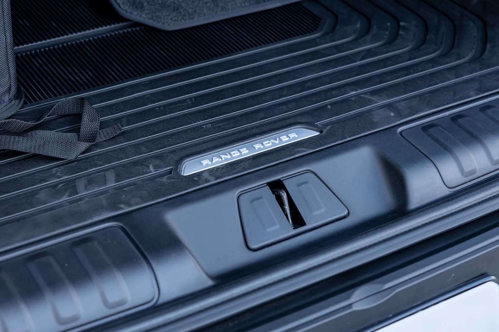 New 2026 BLACK Land Rover SE image 39