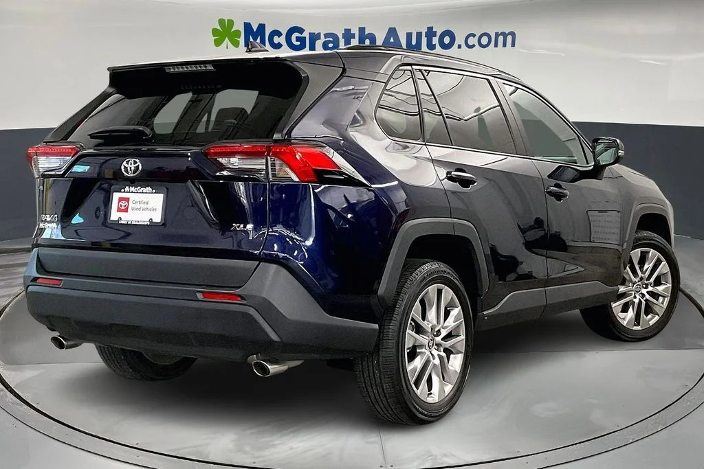 Used 2022 Blue Toyota XLE Premium image 16