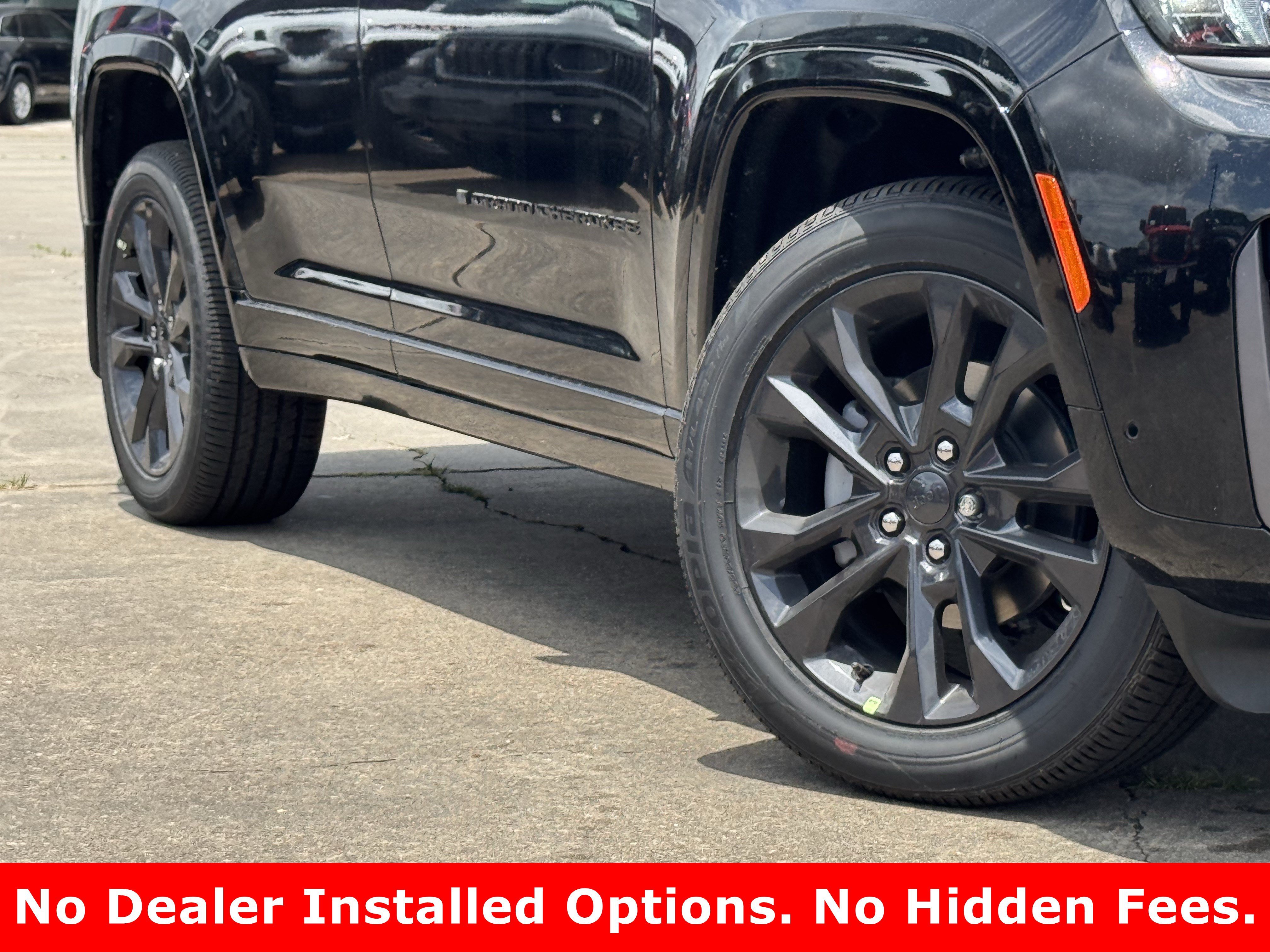 New 2026 Diamond Black Crystal Pearl-Coat Exterior Paint Jeep Limited Reserve image 11