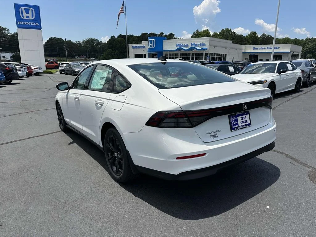 2025 Honda Accord SE - Photo 24