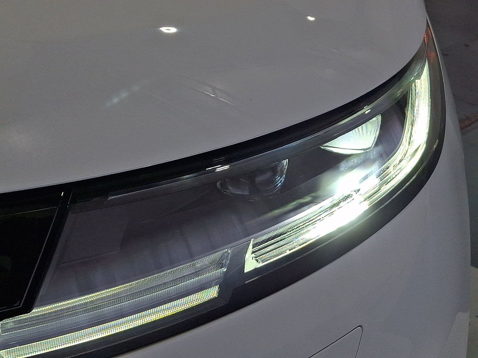 Certified Used 2025 Fuji White Land Rover  image 10