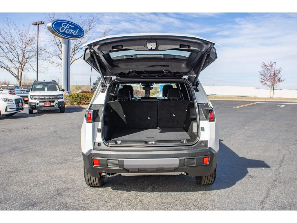 New 2026 Bright White Clearcoat Jeep Laredo image 10