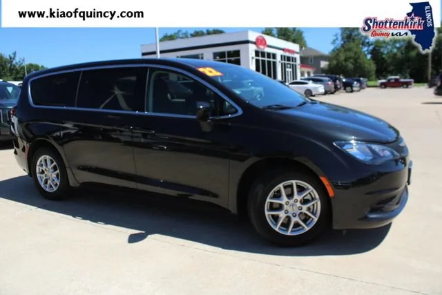 2022 Chrysler Voyager LX's photo
