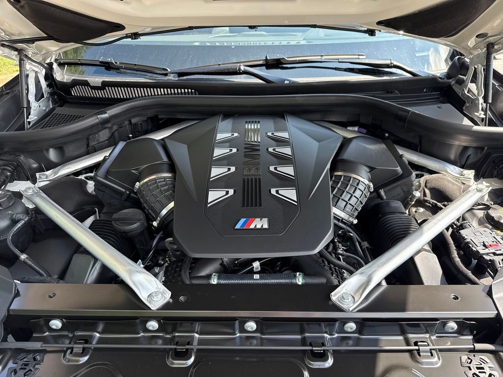 New 2027 White BMW M60i image 32